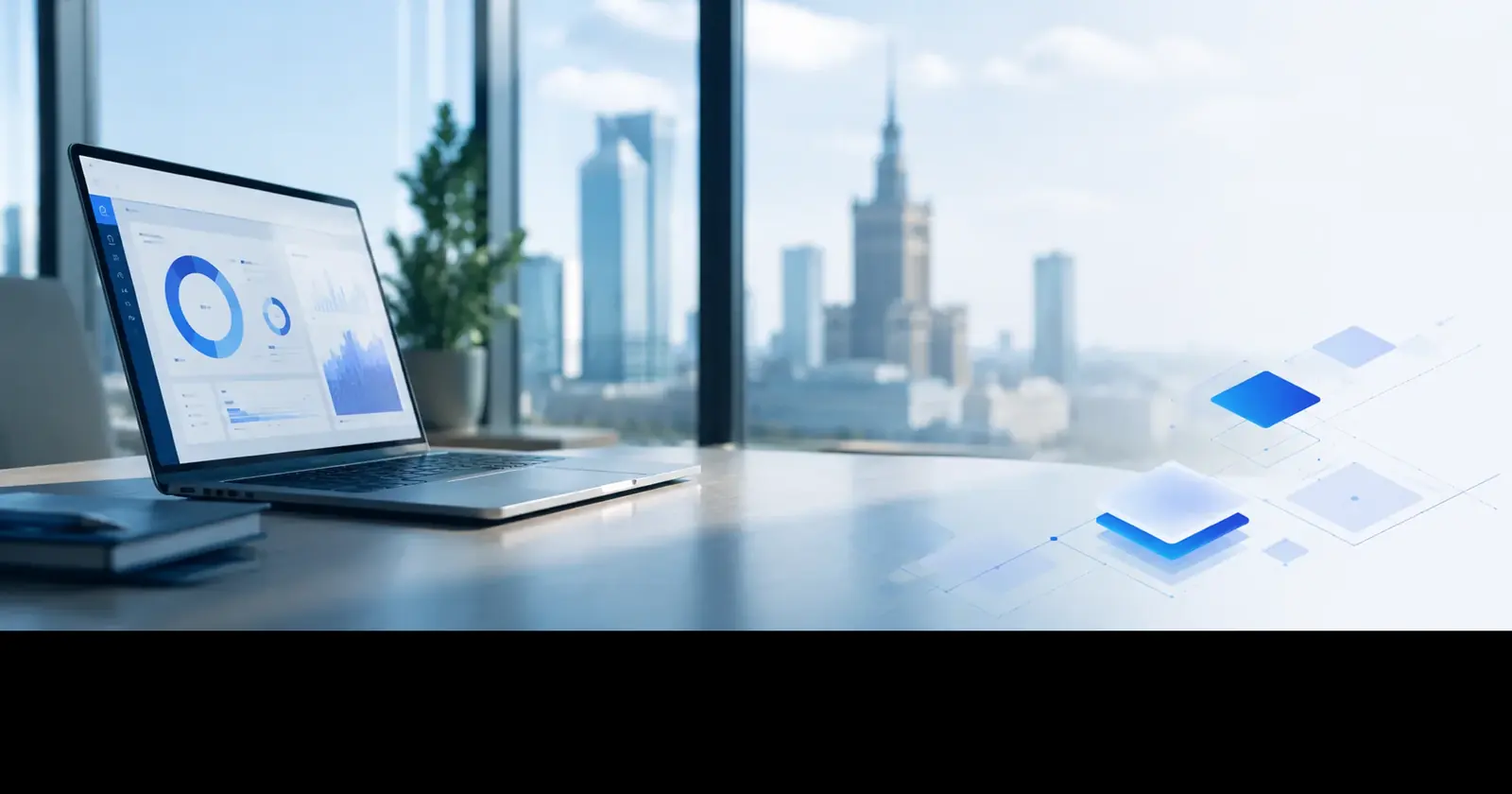 Laptop z panelem aplikacji na biurku, w tle panorama Warszawy
